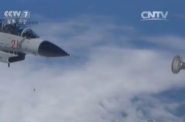 Các máy bay J-10A chỉ có bán kính chiến đấu khoảng 550km, nên để tác chiến tầm xa thì đòi hỏi cần máy bay tiếp nhiên liệu trên không.