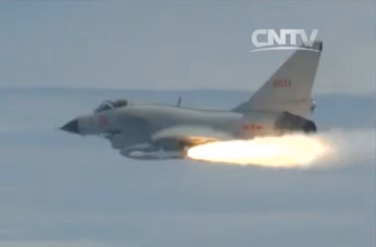 J-10 phóng tên lửa không đối không.