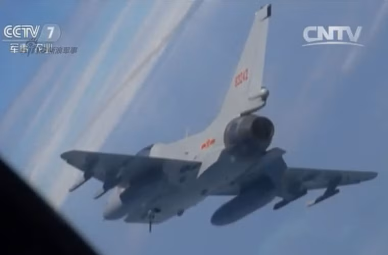 Tiêm kích J-10 trang bị động cơ phản lực AL-31FN cho tầm bay tối đa 1.800km, trần bay 18.000m, tốc độ bay tối đa Mach 2,2.