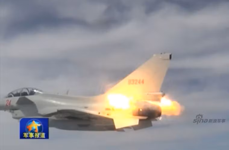 Đặc biệt, truyền hình Trung Quốc cũng cho thấy, ngay sau khi thực hiện bài tiếp liệu, các máy bay J-10 cũng thực hiện việc diễn tập bắn đạn thật ngay lập tức. Ảnh: J-10 phóng đạn mồi bẫy.