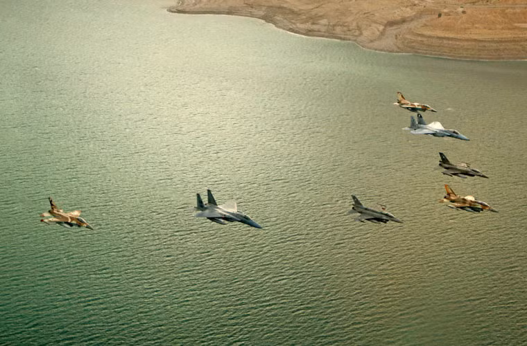 Tham dự cuộc tập trận lớn nhất Không quân Israel, Mỹ đã đem tới các máy bay tiêm kích hạng nặng F-15C, trong khi Ba Lan và Hy Lạp thì điều động các tiêm kích đa năng hạng nhẹ F-16C/D Block 52+.