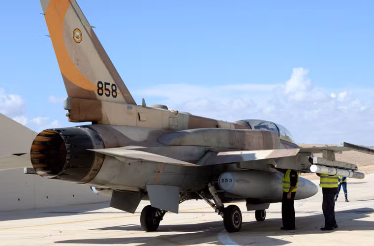 Các máy bay F-16I Sufa của Israel cơ bản cũng tương tự F-16C/D Block 52+ vì nó là biến thể của chính F-16C/D sửa đổi theo yêu cầu riêng dành cho Không quân Israel. Cụ thể, F-16I được trang bị đến 50% hệ thống điện tử hàng không của Israel (mũ bay HMS, máy tính nhiệm vụ, màn hình hiển thị), có thể mang tên lửa không đối không Python 5.