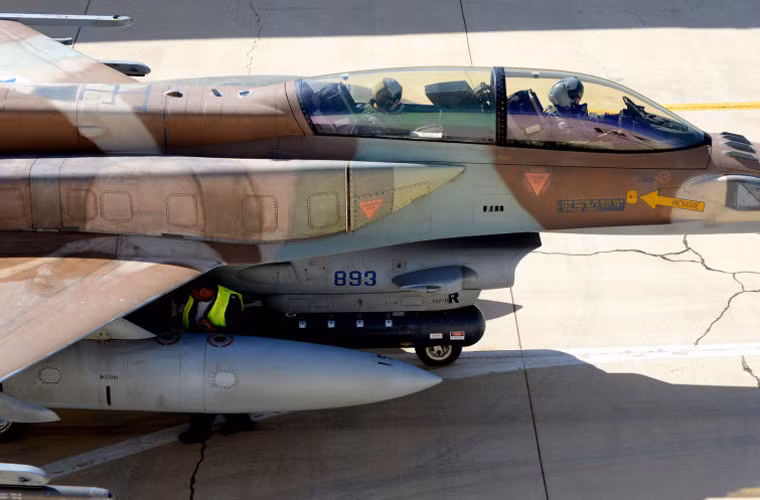 Trong khi Không quân Israel “chủ nhà” thì triển khai các tiêm kích đa năng F-16I Sufa, F-15 Barak, F-16C/D Barak.