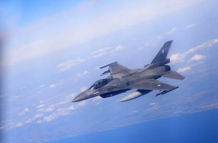 Máy bay chiến đấu F-16C/D Block 52+ của Không quân Hy Lạp trên bầu trời Israel. Hai thùng dầu phụ CFT đặt ở hai bên thân máy bay cho phép mang thêm 1,4 tấn nhiên liệu mà không ảnh hưởng tới khả năng mang thêm vũ khí.