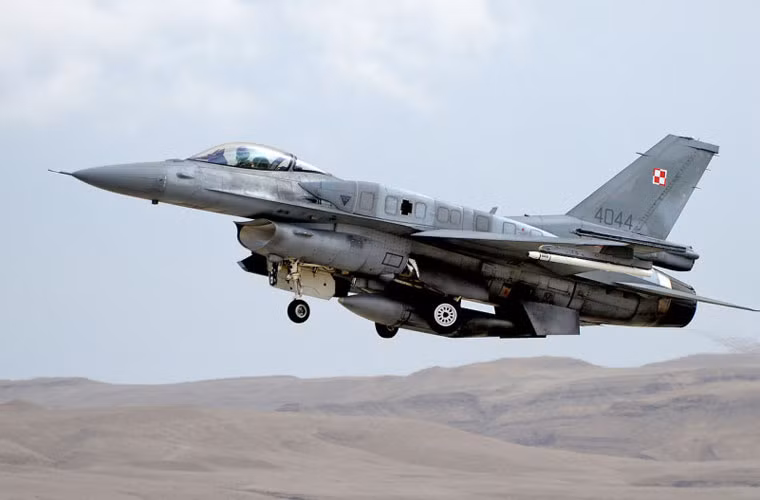 Máy bay tiêm kích F-16C/D Block 52+ của Không quân Ba Lan cất cánh. Biến thể cực kỳ hiện đại của dòng máy bay F-16 lừng danh này được trang bị thùng dầu hoài nhập khí động học CFT, radar APG-68(V9), hệ thống hỗ trợ không khí trong khoang OBOGS và mũ bay JHMCS.