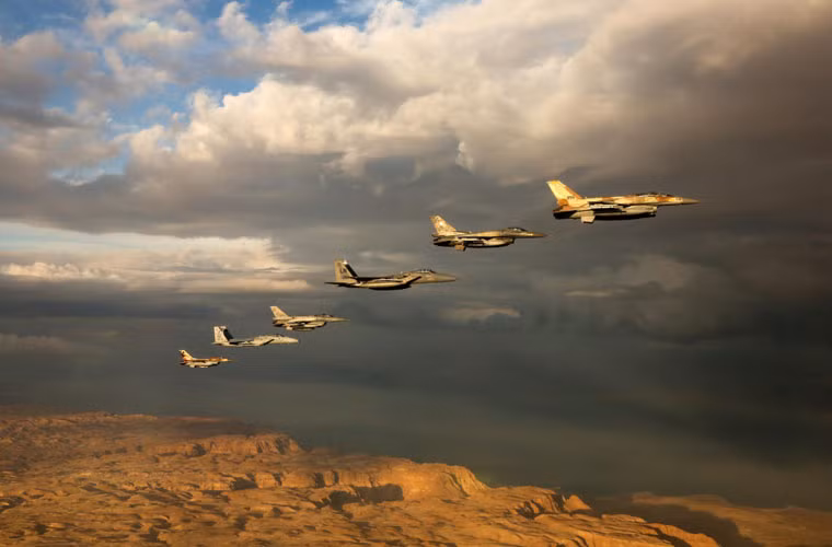 Đội hình máy bay bốn quốc gia tham gia Blue Flag 2015 biểu dương sức mạnh trên bầu trời Israel.