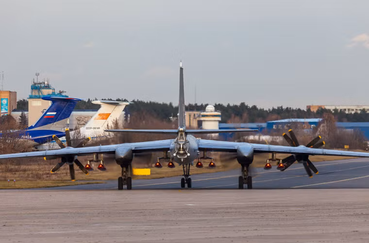 Trong ảnh, máy bay ném bom Tu-95MS dường như đang chuẩn bị cho một chuyến bay thử nghiệm với hệ thống vũ khí mới.