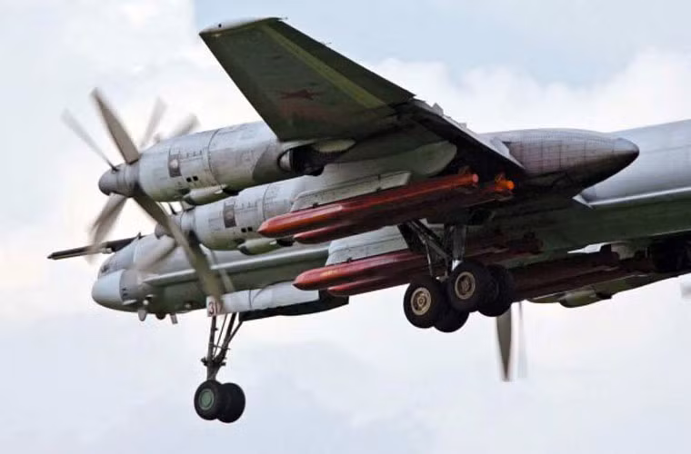 Như vậy, với Kh-101, máy bay ném bom Tu-95MS thừa sức thực hiện cuộc tấn công hủy diệt phiến quân IS ở tận Syria khi đang bay trong lãnh thổ Nga. Độ chính xác của Kh-101 là "khỏi bàn" khi nó được trang bị hệ thống quang học hiệu chỉnh đường bay và hệ thống dẫn đường TV ở pha cuối, bán kính lệch mục tiêu ước đạt 6-9m.