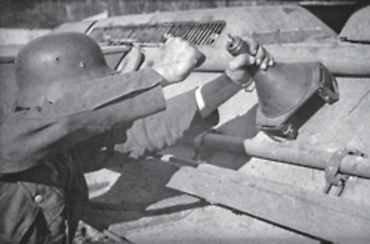 Có thiết kế cực kỳ tiên tiến, lựu đạn chống tăng Hafthohlladung là loại lựu đạn đầu tiên trên thế giới có thiết kế với đầu đạn nổ lõm chuyên để diệt xe tăng. Nguồn ảnh: Flickr.