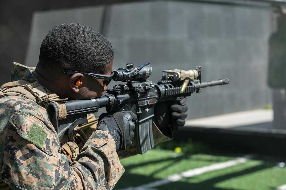 Phiên bản nâng cấp của khẩu M4 với tên là M4A1 là bản súng trường tấn công với khả năng bắn tự đồng hoàn toàn, cỡ nhỏ và có nòng được thiết kế dài hơn so với phiên bản cạc-bin M4 vốn không có chế độ tự động hoàn toàn. Nguồn ảnh: BI.