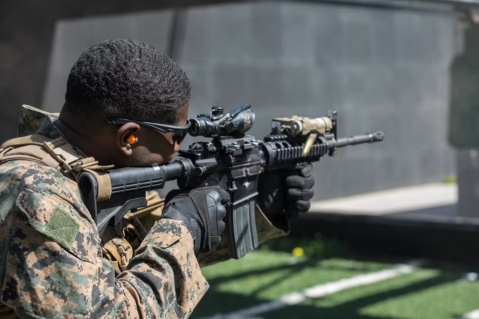 Phiên bản nâng cấp của khẩu M4 với tên là M4A1 là bản súng trường tấn công với khả năng bắn tự đồng hoàn toàn, cỡ nhỏ và có nòng được thiết kế dài hơn so với phiên bản cạc-bin M4 vốn không có chế độ tự động hoàn toàn. Nguồn ảnh: BI.