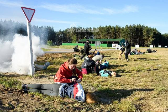 Huấn luyện cấp cứu cho những người bị thương để giúp những người phóng viên Nga này có thể tự cứu giúp cho nhau trong trường hợp bị bắt làm tủ binh và bị thương. Nguồn ảnh: Sina.