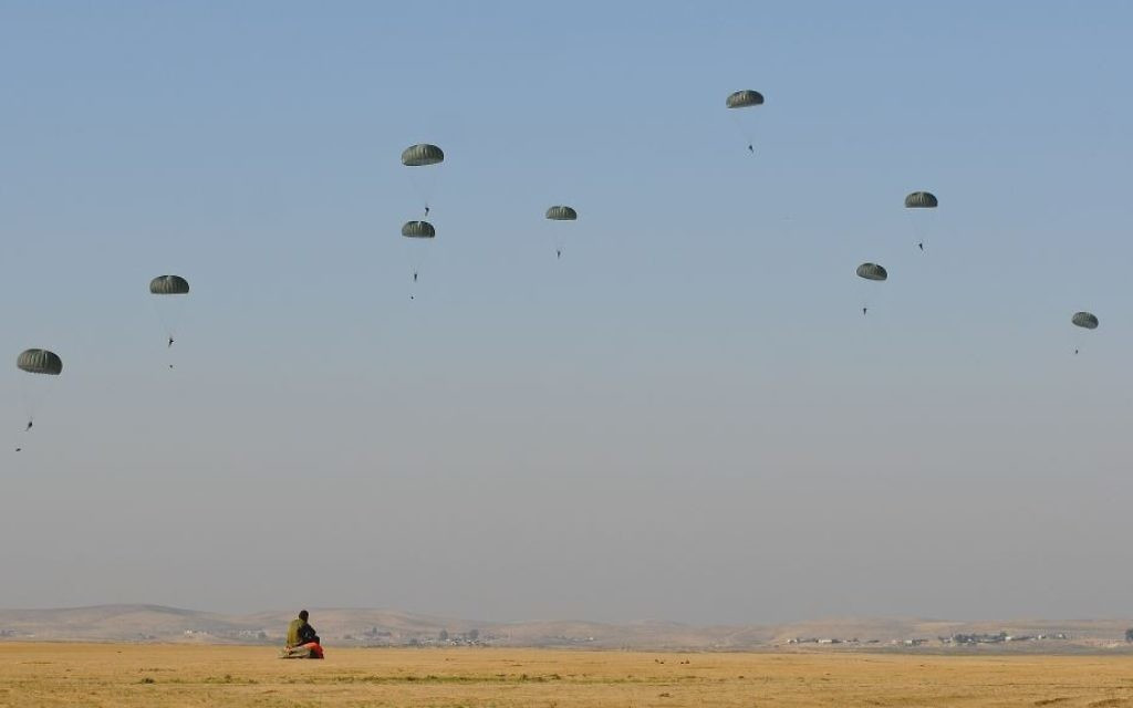 Người lính dù Do Thái nổi tiếng nhất trong Chiến tranh Thế giới thứ 2 là Abraham Michael Grinzaid, ông đã chiến đấu trong Hồng quân Liên Xô từ năm 17 tuổi, tham chiến khắp châu Âu và sống sót sau chiến tranh với tổng cộng 5 huy chương cao quý. Cũng trong cuộc chiến này, đã có tổng cộng khoảng nửa triệu người Do Thái chiến đấu trong hàng ngũ của Hồng quân. Nguồn ảnh: Jerusalem.
