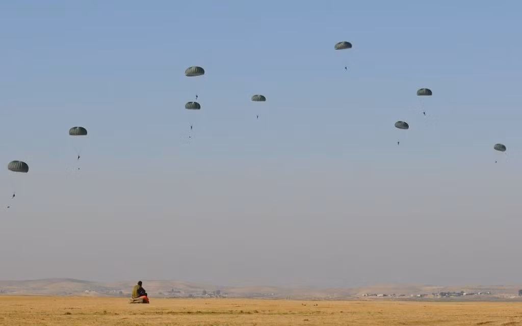 Người lính dù Do Thái nổi tiếng nhất trong Chiến tranh Thế giới thứ 2 là Abraham Michael Grinzaid, ông đã chiến đấu trong Hồng quân Liên Xô từ năm 17 tuổi, tham chiến khắp châu Âu và sống sót sau chiến tranh với tổng cộng 5 huy chương cao quý. Cũng trong cuộc chiến này, đã có tổng cộng khoảng nửa triệu người Do Thái chiến đấu trong hàng ngũ của Hồng quân. Nguồn ảnh: Jerusalem.