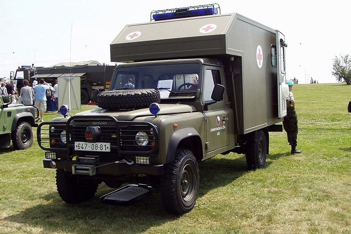 Các xe Land Rover Defender đều có mỏ dây kéo để kéo xe khác ở phía sau.