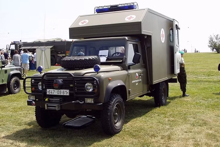 Các xe Land Rover Defender đều có mỏ dây kéo để kéo xe khác ở phía sau.