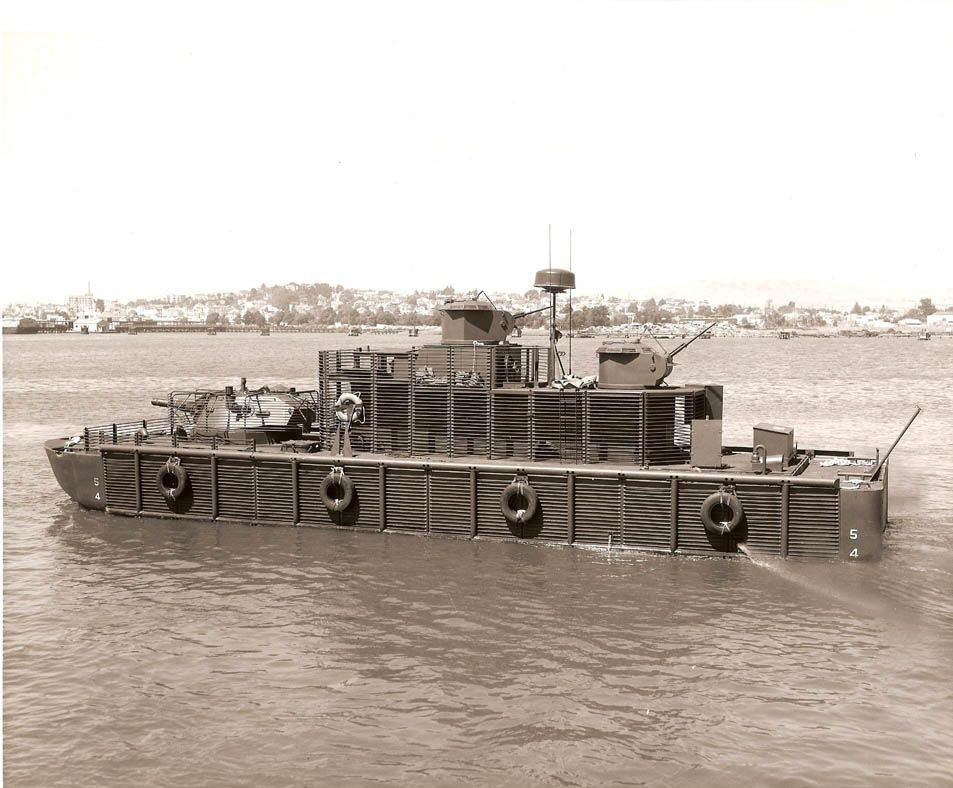 Tàu có biên chế đầy đủ lên tới 11 thành viên. Mặc dù được thiết kế để tuần tra ở vùng sông nươc tuy nhiên loại tàu này có tốc độ cực chậm, chỉ khoảng 8,5 hải lý giờ tương đương với khoảng 14 km/h. Nguồn ảnh: Pinterest.