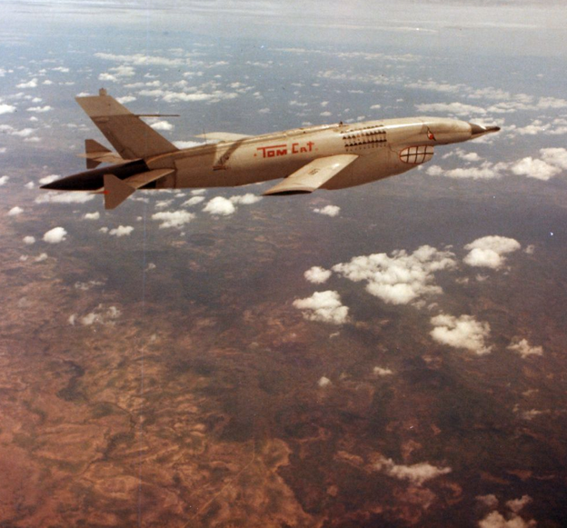 Để có thể "tóm" được những máy bay không người lái này, phía Mỹ thường thả Ryan Firebees ở phía Lào, cho nó bay một đường thẳng từ Tây sang Đông, qua bầu trời Hà Nội và bay ra biển Đông. Sau khi ra ngoài biển vài chục kilomets, các trực thăng Mỹ sẽ đón lõng sẵn để "tóm" lấy chiếc máy bay này. Nguồn ảnh: Aviation.