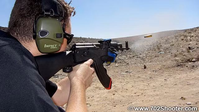 Cụ thể, với những tay "lính mới", họ sẽ sẵn sàng bóp cả băng đạn bất chấp độ chính xác gần như bằng không hay thậm chí súng giật bắn lên trời. Trong khi đó, những tay lão làng sẽ chỉ "nhấp nhấp" vài viên một, đảm bảo độ chính xác cao và hỏa lực dày đặc dội vào vị trí của địch. Nguồn ảnh: 702shooter.