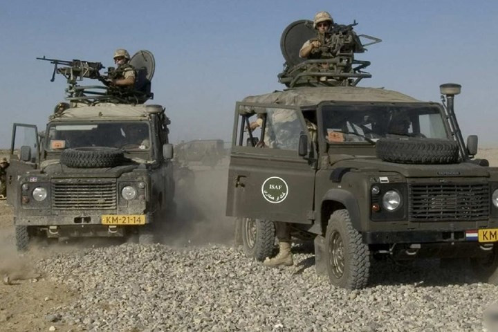 Xe có nhiều phiên bản, như 90, 110, và 130. Xe có mui bạt, kính chắn gió có thể gập được...