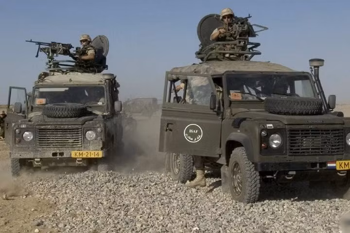 Xe có nhiều phiên bản, như 90, 110, và 130. Xe có mui bạt, kính chắn gió có thể gập được...