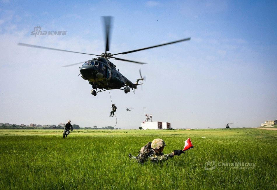 Theo Sina, hôm 12/6 vừa qua, quân đội Trung Quốc đã có một buổi tập trận đổ bộ và thiết lập cầu không vận với sự tham gia của loại trực thăng Mi-8/17 - dòng trực thăng vận tải quân sự đa năng hơn 43 tuổi của quân đội nước này. Trong ảnh là một đơn vị đổ bộ đường không Trung Quốc đổ bộ với Mi-171, một biến thể của Mi-8/17. Nguồn ảnh: Chinanews.
