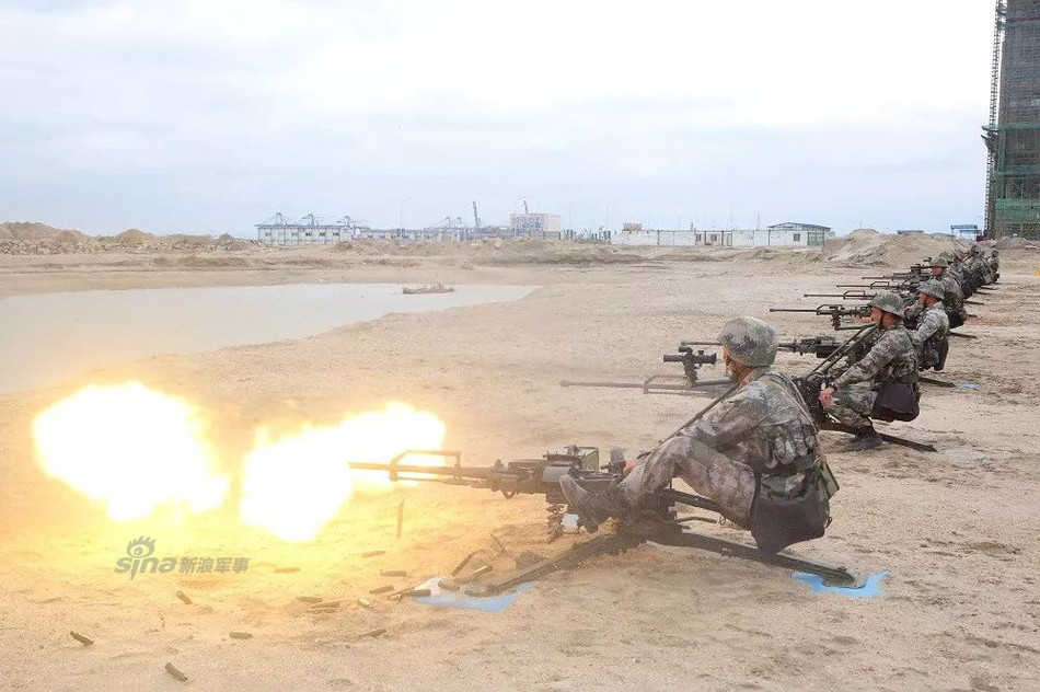 Ở khoảng cách 1000 mét, khẩu súng này có thể xuyên qua 20mm thép cán đồng nhất đặt nghiêng 50 độ. Đây là độ xuyên cực kỳ đáng nể, nhất là với một khẩu súng máy có trọng lượng chỉ 75 kg. Nguồn ảnh: Sina.