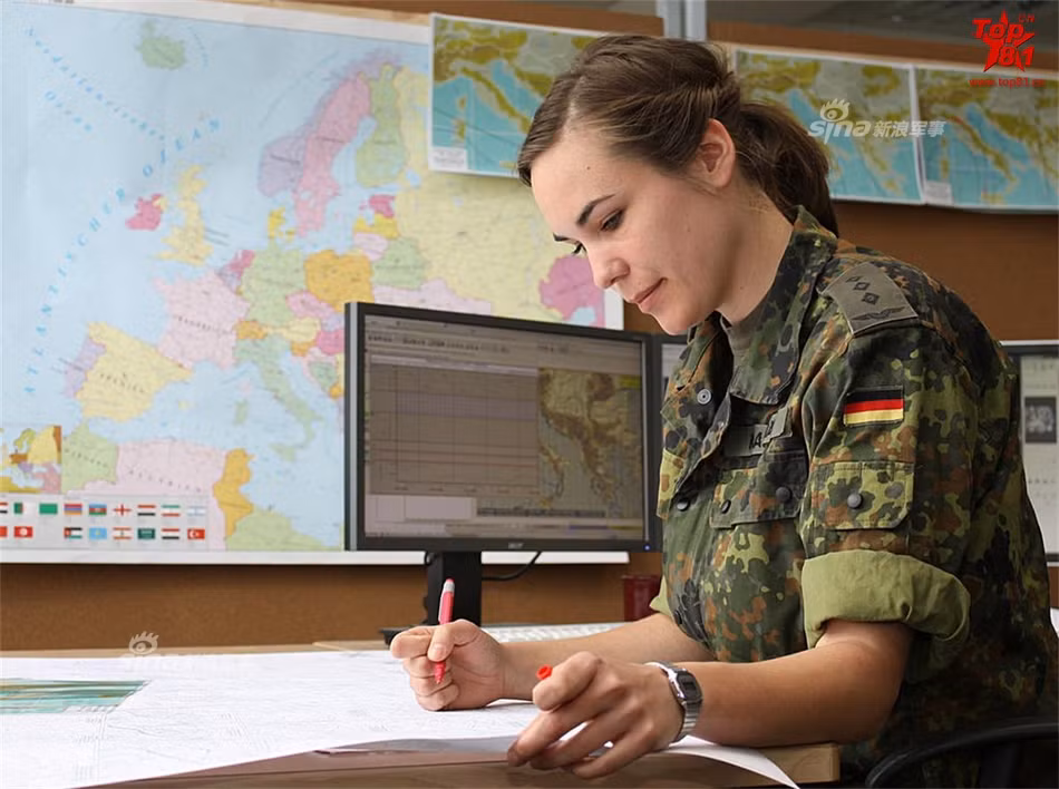 Quyết định này có hiệu lực từ tháng 1/2001, theo đó chính thức cho phép nữ giới phjucj vụ trong mọi lực lượng của quân đội Đức, không giới hạn vị trí cũng như chức vụ. Nguồn ảnh: Sina.