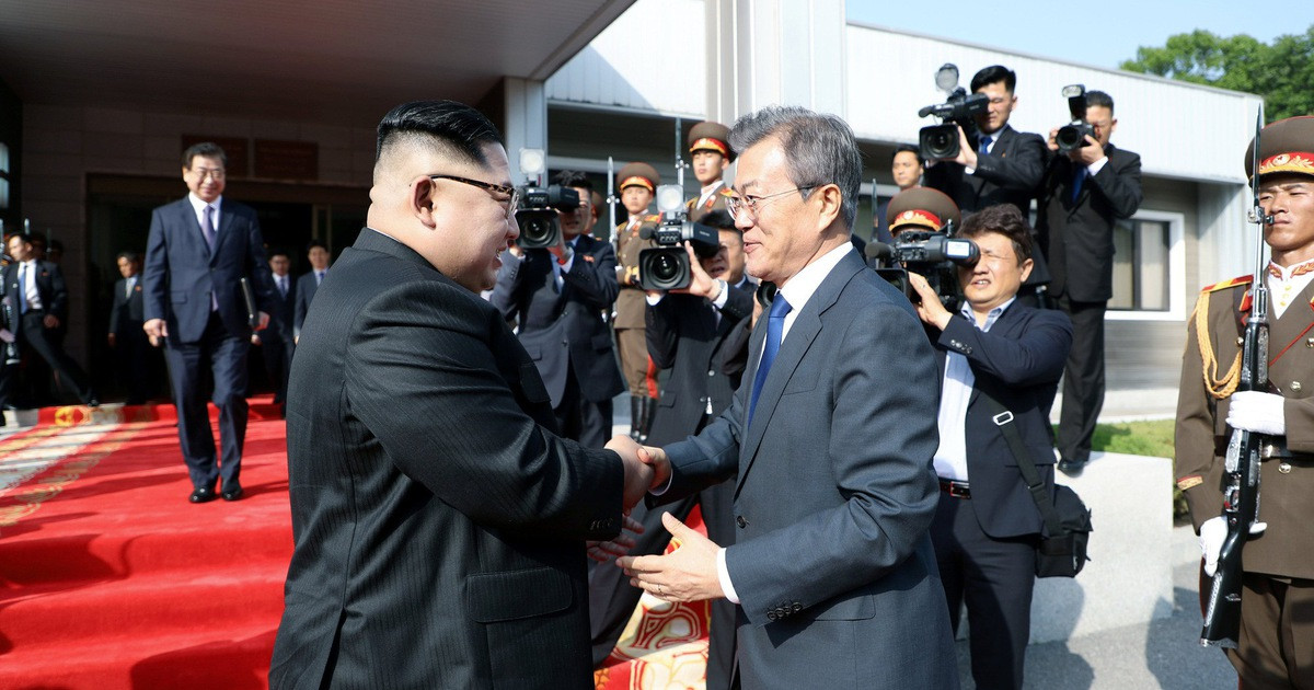 Dù vậy các nhận định trên có thể sẽ không bao giờ xảy ra với sự nồng ấm trở lại trong mối quan hệ liên Triều, khi cả Triều Tiên lẫn Hàn Quốc hướng tới đối thoại ngoại giao hơn là đối đầu quân sự. Thậm chí Chiến tranh Triều Tiên (trên thực tế vẫn dang diễn ra) có thể sẽ chấm dứt trong tương lai gần. Nguồn ảnh: Pinterest.