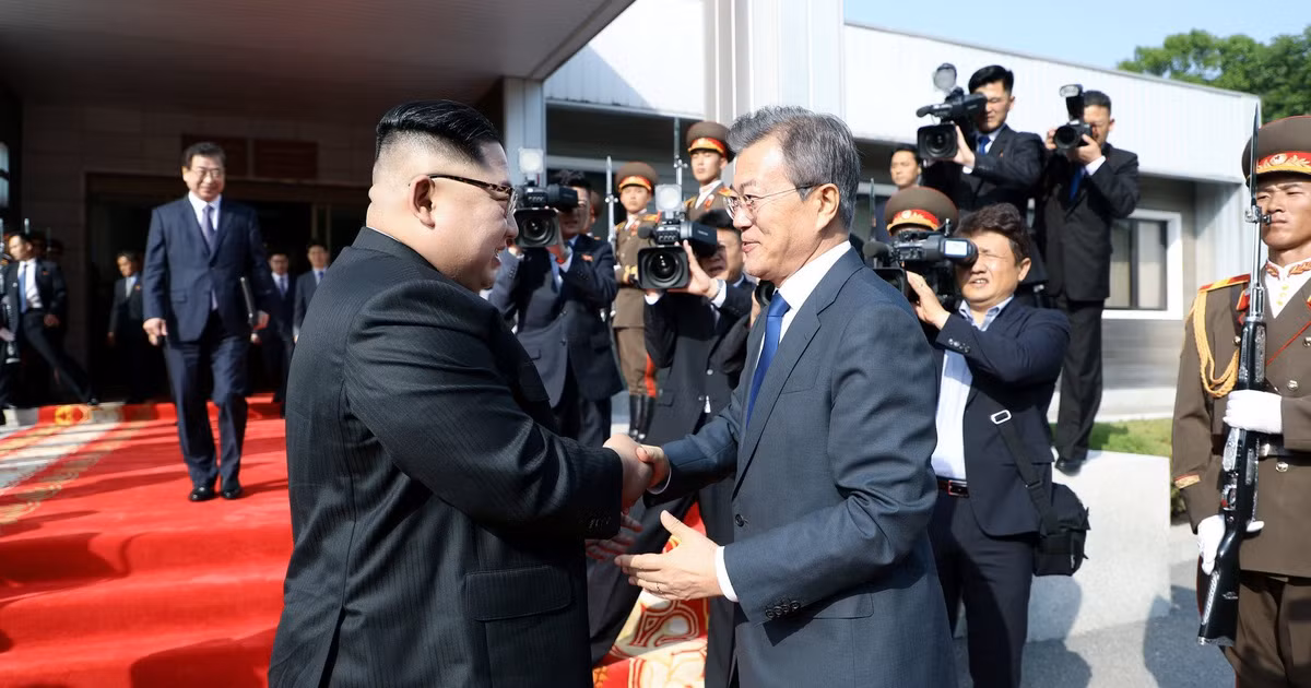 Dù vậy các nhận định trên có thể sẽ không bao giờ xảy ra với sự nồng ấm trở lại trong mối quan hệ liên Triều, khi cả Triều Tiên lẫn Hàn Quốc hướng tới đối thoại ngoại giao hơn là đối đầu quân sự. Thậm chí Chiến tranh Triều Tiên (trên thực tế vẫn dang diễn ra) có thể sẽ chấm dứt trong tương lai gần. Nguồn ảnh: Pinterest.