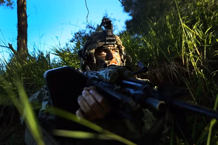 Lính dù Mỹ hỗ trợ đồng đội trong cuộc tập trận phản ứng nhanh tại Hohenfels, Đức.