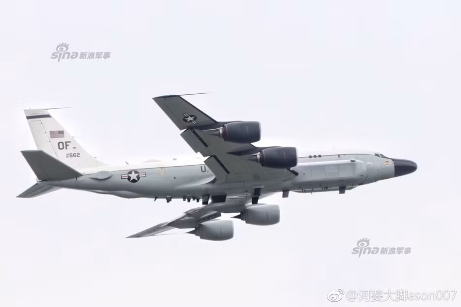 RC-135S được đặt biệt danh là "rắn hổ mang cầu". Đây là loại máy bay trinh sát điện tử lớn bậc nhất hiện nay với hành trình tối đa lên tới 12.000 km, độ cao tối đa lên tới trên 15.000 mét và có tốc độ hành trình 860 km/h. Nguồn ảnh: Ason007.