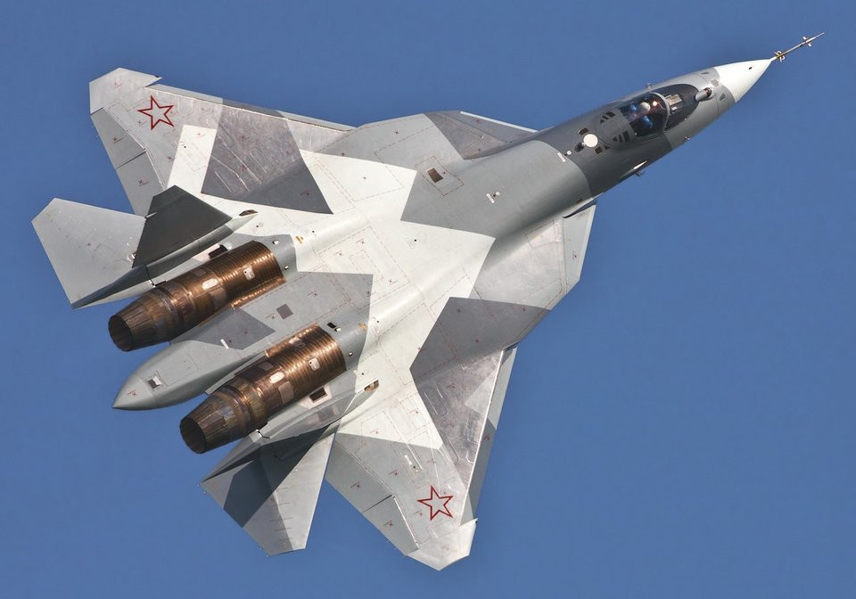 Thậm chí, Moscow đã từng úp mở về việc biến Su-57 thành một chiến đấu cơ thế hệ... 6 với việc trang bị cho nó tính năng điều khiển từ xa - nghĩa là biến Su-57 thành một thiết bị bay không người lái. Nguồn ảnh: BI.