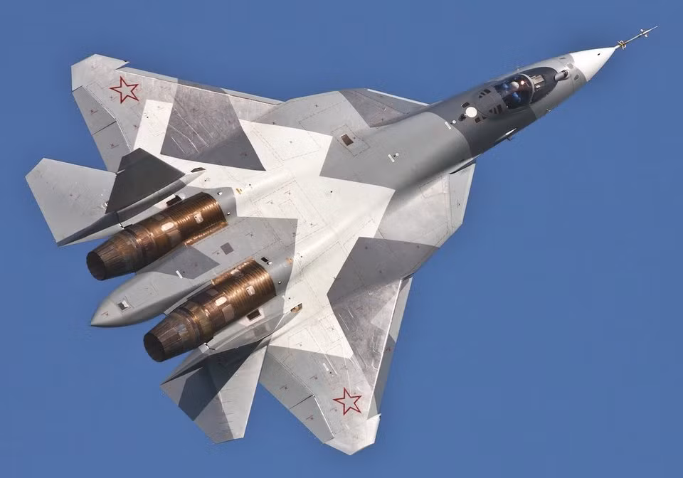 Thậm chí, Moscow đã từng úp mở về việc biến Su-57 thành một chiến đấu cơ thế hệ... 6 với việc trang bị cho nó tính năng điều khiển từ xa - nghĩa là biến Su-57 thành một thiết bị bay không người lái. Nguồn ảnh: BI.
