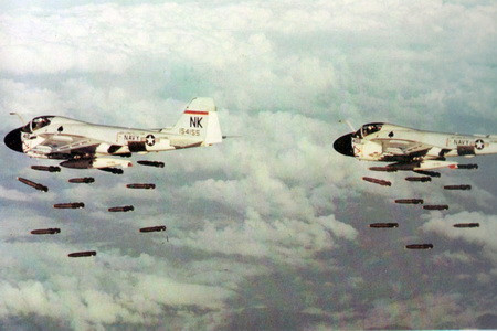 Hàng loạt các loại máy bay ném bom chiến thuật và cả chiến lược đã được Không quân Mỹ và Không quân Hải quân Mỹ thực hiện để ném bom xuống các vị trí nghi ngờ có tuyến đường Hồ Chí Minh chạy vắt qua. Nguồn ảnh: Wiki.