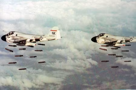 Hàng loạt các loại máy bay ném bom chiến thuật và cả chiến lược đã được Không quân Mỹ và Không quân Hải quân Mỹ thực hiện để ném bom xuống các vị trí nghi ngờ có tuyến đường Hồ Chí Minh chạy vắt qua. Nguồn ảnh: Wiki.