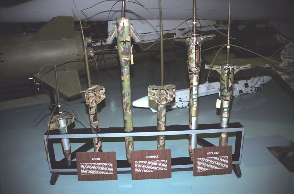 Các loại "cây nhiệt đới" này được ngụy trang giống y hệt cành cây hoặc cục đất, khúc gỗ mục. Bên trong chúng là các thiết bị điện tử đắt tiền, ghi nhận lại các rung động ở môi trường xung quanh và gửi về tổng hành dinh của Mỹ ở Đà Nẵng hoặc Sài Gòn. Từ những dữ liệu này, Mỹ sẽ dự đoán được tuyến đường của ta và cho máy bay tấn công. Nguồn ảnh: History.