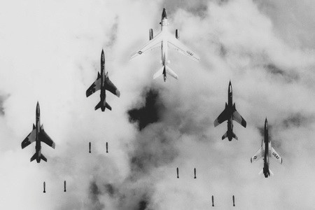 Để tăng cường hiệu quả hơn nữa, quân đội Mỹ đã tìm mọi cách để xác định chính xác các tuyến đường mòn Hồ Chí Minh để có thể dùng một vệt bom chặn đứng được cả miền Bắc. Nguồn ảnh: USAF.