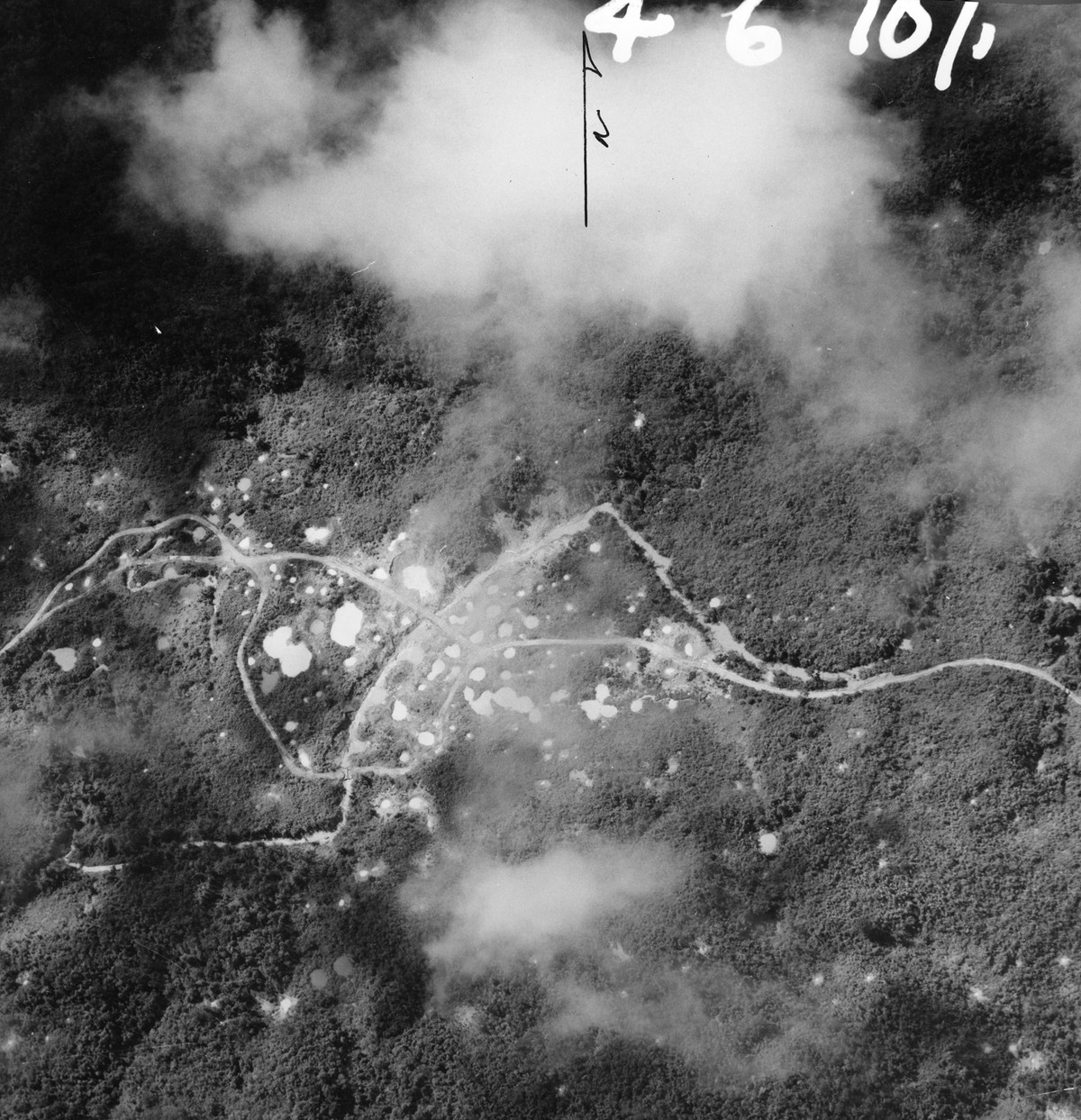 Đầu tiên, cách thức an toàn và đơn giản nhất để Mỹ chia cắt tuyến đường mòn Hồ Chí Minh chính là ném bom rải thảm nhằm ngăn chặn và hạn chế tuyến giao thông huyết mạch nối liền Bắc - Nam trong suốt Chiến tranh Việt Nam. Nguồn ảnh: USAF.