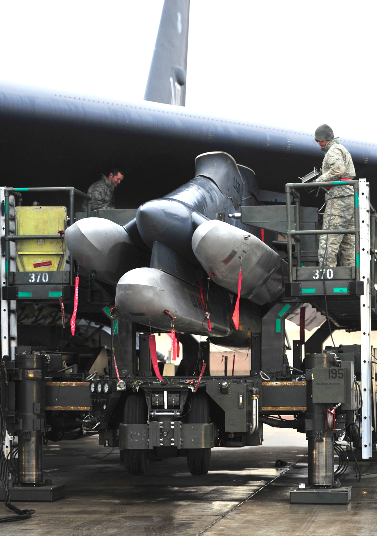 B-52H được gắn tên lửa tấn công dưới giá treo bên cánh của mình. Nguồn ảnh: Janes.