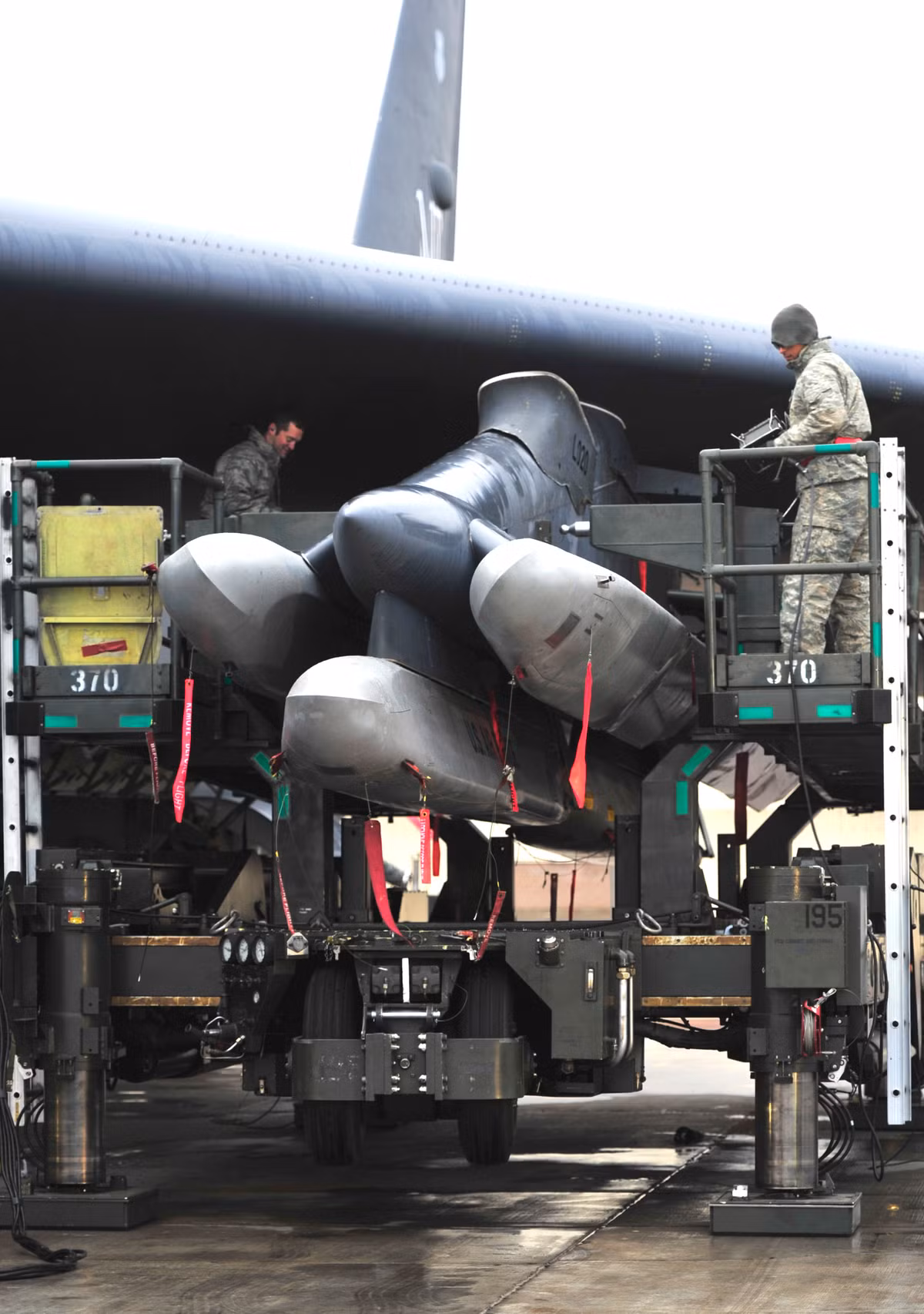 B-52H được gắn tên lửa tấn công dưới giá treo bên cánh của mình. Nguồn ảnh: Janes.