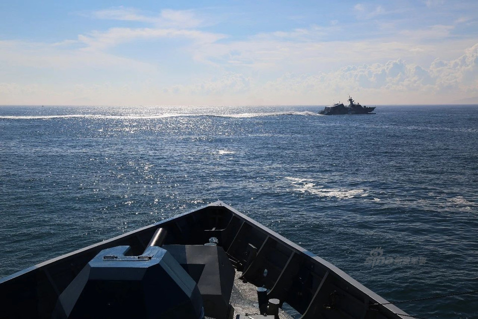 Khẩu pháo chính trên tàu là loại pháo cao tốc AK-630. Đây là loại pháo do Trung Quốc mua bản quyền của Nga để tự sản xuất, pháo có tổng cộng 6 nòng, mỗi nòng 30mm có khả năng bắn với tốc độ tối đa 5000 viên đạn mỗi phút. Nguồn ảnh: Sina.