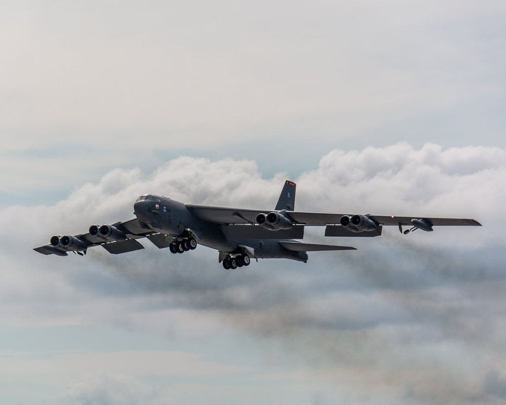 Trong số này có Mẹ của Các loại Bom - "Mother of All bombs" có trọng lượng tổng cộng 8,8 tấn và dài 103 cm. Giờ đây loại bom hủy diệt này không những có khả năng được B-52H mang theo mà B-52H còn có thể mang theo cùng lúc nhiều quả gắn dưới cánh của mình. Nguồn ảnh: BI.