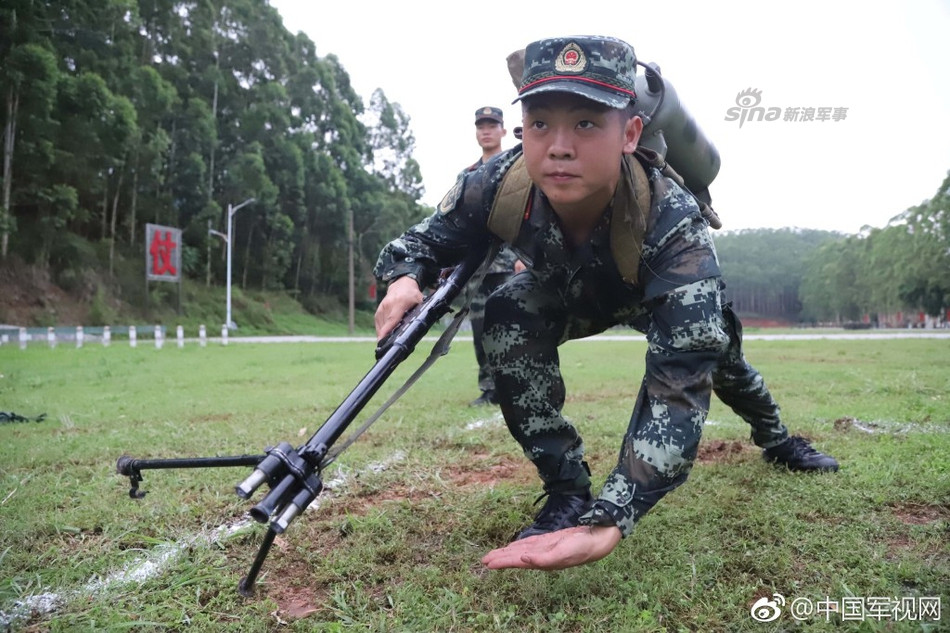 Do có sức giật quá lớn khi phun, nhất là khi súng đầy nhiên liệu, khẩu súng này còn được trang bị cả càng chống để xạ thủ có thể giữ vững được nó trong tư thế nằm. Ở tư thế đứng, xạ thủ chắc chắn sẽ bị đẩy bật ngược về phía sau sau mỗi lần bóp cò. Nguồn ảnh: Sina.