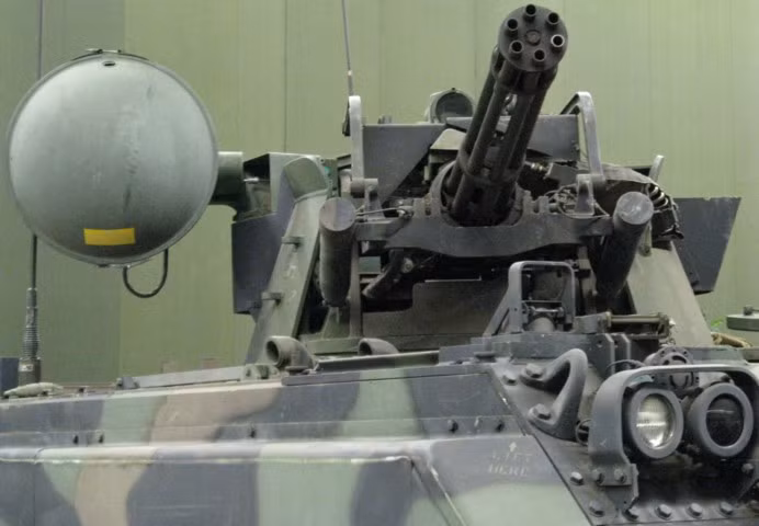 Cận cảnh khẩu pháo M61 Vulcan trên chiếc xe thiết giáp M163 VADS, nó có tầm bắn hiệu quả đạt 1,5 - 2 km, tối đa 5 km. Nguồn ảnh: 50megs.com.