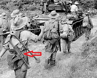 Tiểu liên MAT-49 khi mở báng trên lưng một binh lính Pháp ở chiến trường Đông Dương. Nguồn ảnh: Indochine.