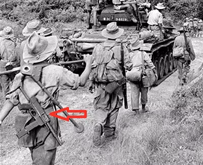 Tiểu liên MAT-49 khi mở báng trên lưng một binh lính Pháp ở chiến trường Đông Dương. Nguồn ảnh: Indochine.