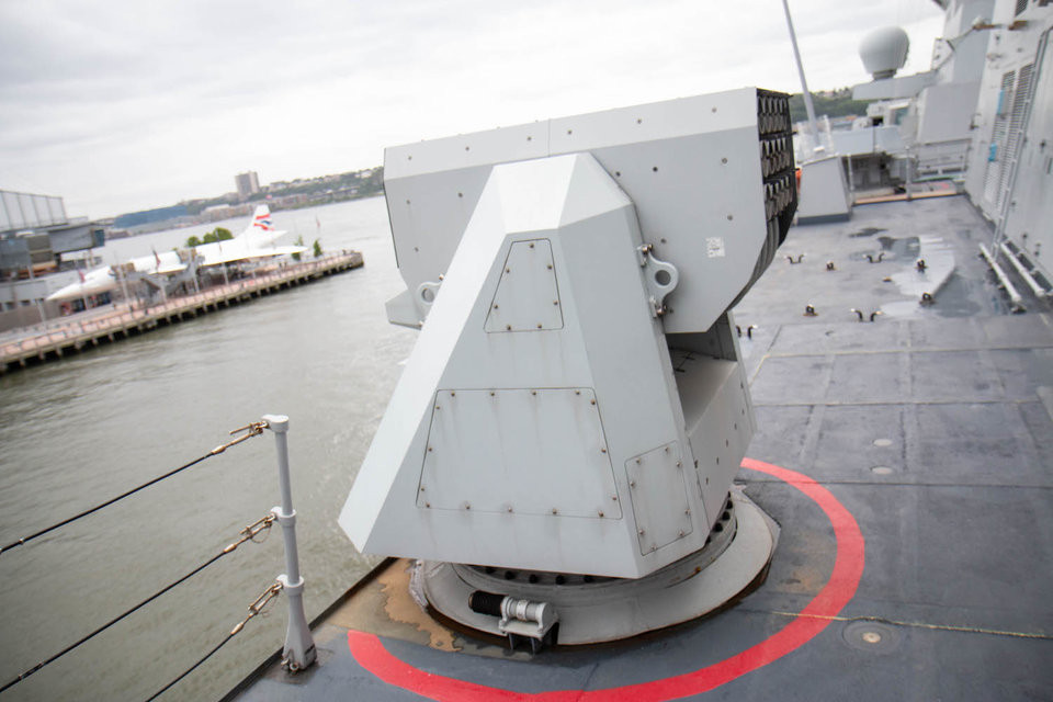Tàu cũng có hai hệ thống SLAT chống ngư lôi được đặt ở hai bên mạn thuyền. Nguồn ảnh: BI.