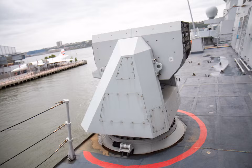 Tàu cũng có hai hệ thống SLAT chống ngư lôi được đặt ở hai bên mạn thuyền. Nguồn ảnh: BI.