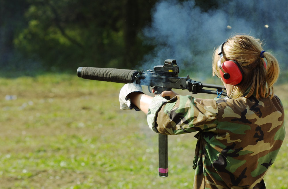 Thiết kế của khẩu MAC-10 đã đi đầu cho một kiểu súng mới đó là kiểu súng tiểu liên với tiêu chí nhỏ, gọn, nhẹ làm hàng đầu, ưu thế hỏa lực chỉ là thứ yếu. Tuy nhiên, giống như phần lớn mọi vũ khí khác Mỹ mang tới Việt Nam, MAC-10 được đánh giá là không phù hợp với điều kiện hoạt động của chiến trường này. Nguồn ảnh: Pinterest.